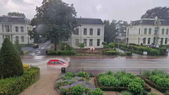 Foto gemaakt door Reinout van den Born - Velp - Een straat in Velp komt tijdens de wolkbreuk onder water.