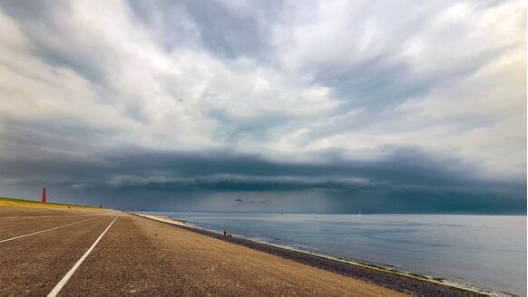 Foto gemaakt door Ilse Kootkar - Den Helder - Het onweer aan de kust van Noord-Holland.