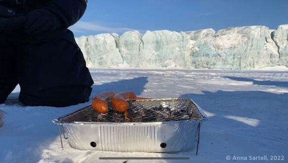 Foto gemaakt door Anna Sartell - Met een leuke groep mensen barbecueën op het zee-ijs, beter wordt het niet.