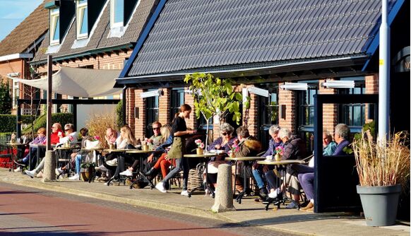 Foto gemaakt door Ton Wesselius - Huigsloot - Ook op de terrassen is het druk. 