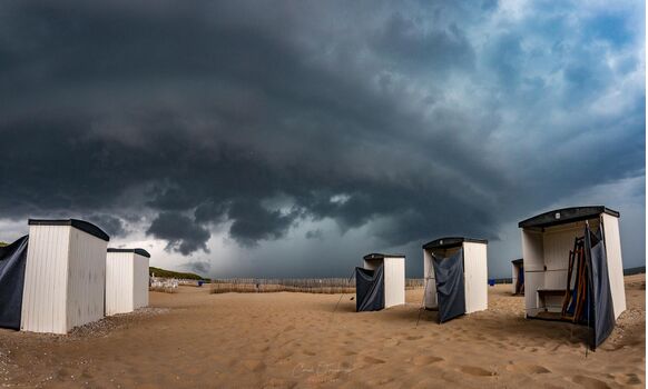 Foto gemaakt door Corné Ouwehand - Katwijk - Het onweer nadert het strand van Katwijk.