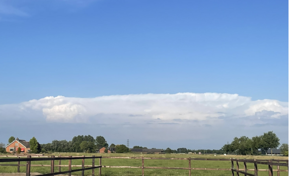Foto gemaakt door Eva Sandelowsky - Teuge - De onweersbuien aan de oostgrens van Nederland waren van veraf goed zichtbaar. Het aambeeld van de cumulonimbus strekte zich kilometers ver uit. Foto gemaakt door Eva Sandelowsky - Teuge - De onweersbuien aan de oostgrens van Nederland waren van veraf goed zichtbaar. Het aambeeld van de cumulonimbus strekte zich kilometers ver uit.