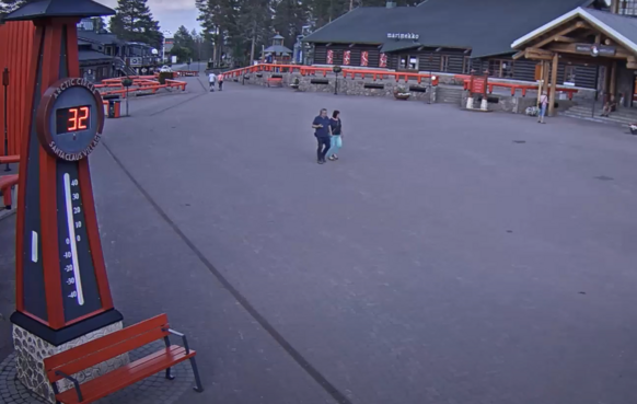 Foto gemaakt door Santa Claus Village Arctic Circle Live Video Webcam  - Rovaniemi, Lapland, Finland - Ook vandaag is het nog ronduit heet in Lapland. Het koelt de komende dagen geleidelijk af in het noorden van Europa.