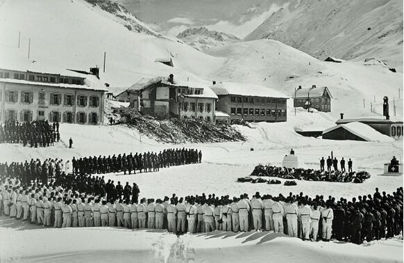 Foto gemaakt door ETH-Bibliothek - Andermatt - Een begrafenisceremonie in Andermatt, voor mensen die tijdens de lawines om het leven zijn gekomen. 