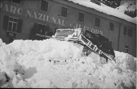 Foto gemaakt door ETH-Bibliothek - Fuorn - Een sneeuwruimer probeert de sneeuw weg te krijgen bij een hotel in Fuorn.