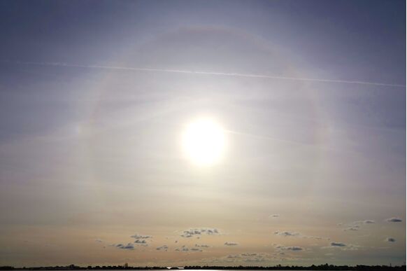 Foto gemaakt door Ton Wesselius - Roelofarendsveen - Een halo rond de zon, woensdag in de buurt van Roelofarendsveen.