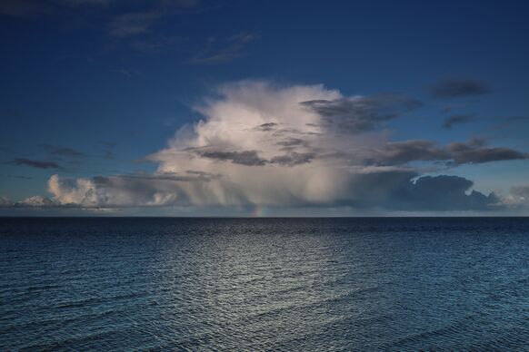 Foto gemaakt door Anna Zuidema - De winterse buien tegen het einde van het jaar leverde soms prachtige wolkenluchten op!