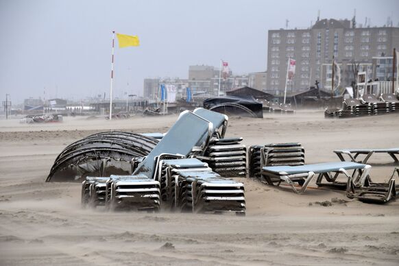 Foto gemaakt door John Dalhuijsen - Zandvoort - Een stormachtig strand in Zandvoort. 