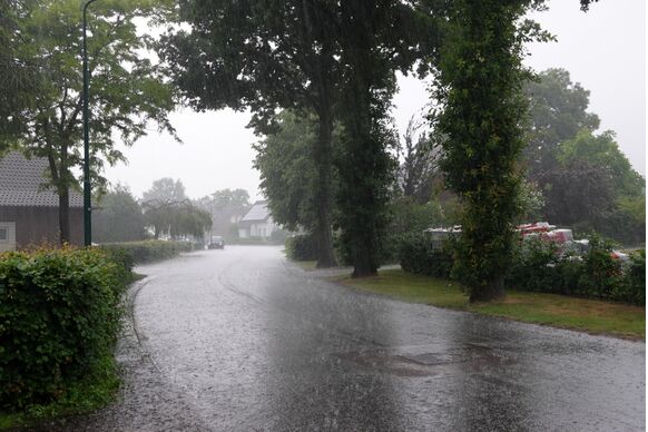 Foto gemaakt door Ben Saanen - Budel (Zuidoost-Brabant) - Bakken met regen in het zuiden en zuidoosten van het land.