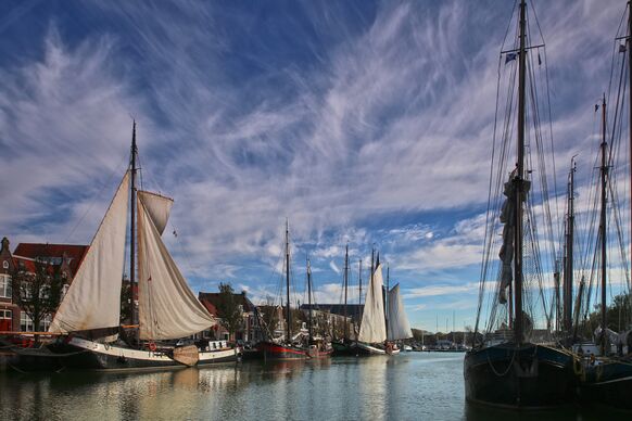 Foto gemaakt door Anna Zuidema - Harlingen - Zeilen drogen in de zon. Het kan nog in Harlingen. 