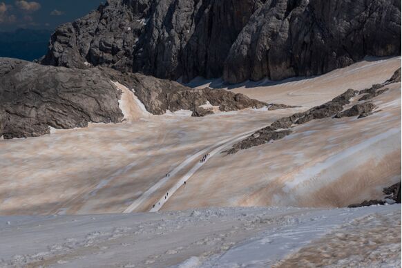Foto gemaakt door Geert Molema - Dachstein - Het Saharazand in de sneeuw op de gletsjer is nog duidelijk zichtbaar. 