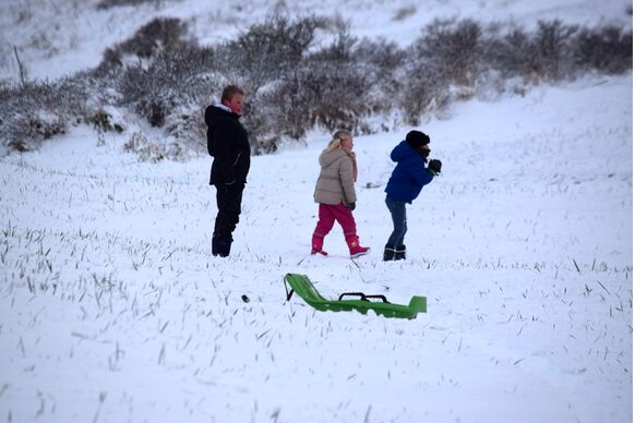 Foto gemaakt door John Dalhuijsen  - Zandvoort - Op veel plaatsen was vanochtend sprake van sneeuwpret.
