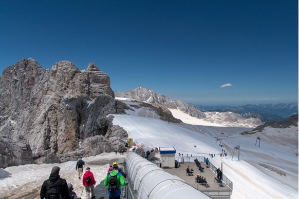 Foto gemaakt door Geert Molema - Schladming - De Dachstein gletsjer in de buurt van Schladming in Oostenrijk, rond 20 juni. De hoeveelheid sneeuw in het hooggebergte is enorm klein.