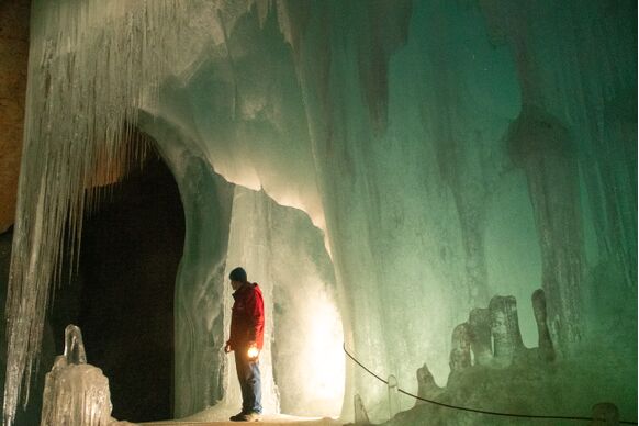 Foto gemaakt door Geert Molema - Eisriesenwelt - Een van de ijsformaties in het grottenstelsel. 