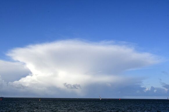 Foto gemaakt door Sytse Schoustra - Terschelling - Een aambeeld van een bui in de verte, gezien vanaf Terschelling.