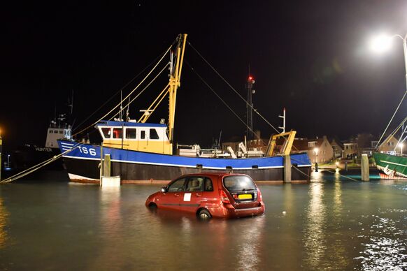 Foto gemaakt door Sytse Schoustra - Terschelling - Ondanks de waarschuwingen stonden een aantal auto's toch in het water.  