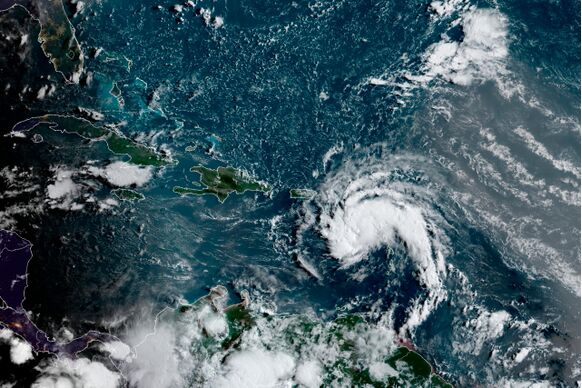 Ten zuiden van Puerto Rico heeft zich tropische storm Fred gevormd. Het Amerikaanse National Hurricane Center (NHC) verwacht dat Fred woensdag westwaarts door het Caribisch gebied trekt.
