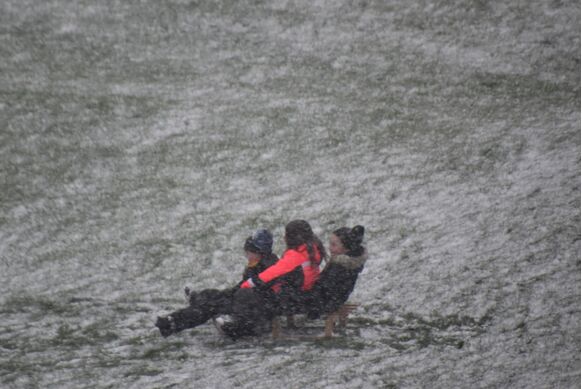 Foto gemaakt door Anne-Marie van Iersel - Vlissingen - De eerste afdaling op een slee en de eerste sneeuwpop is in de maak.