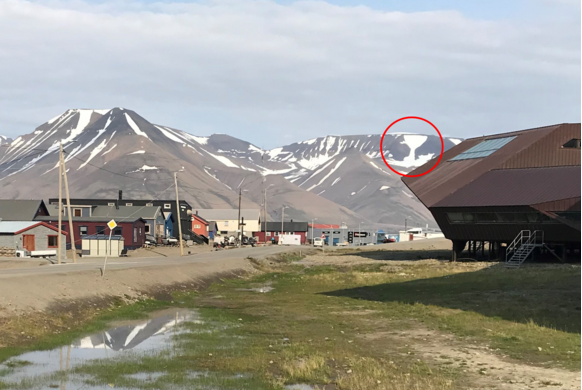 Foto gemaakt door Anna Sartell - Longyearbyen, Spitsbergen - Het 'champagneglas' op 8 juli 2019. Dit jaar brak het glas in de laatste dagen van juli pas.