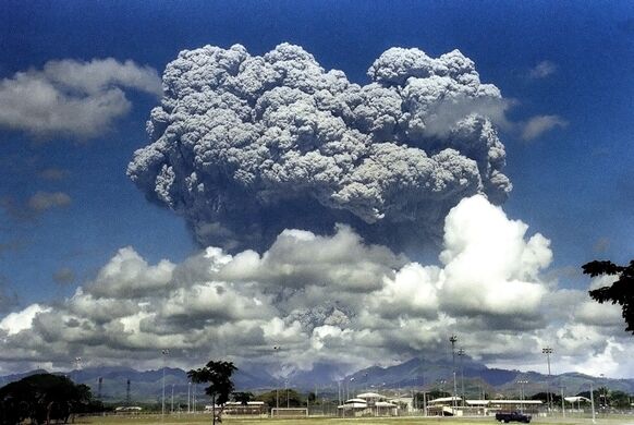 Enorme wolk van as en gassen bij de uitbarsting van Mount Pinatubo. (Bron: Getty Images)