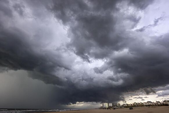 Foto gemaakt door Monique van Middelkoop - Zandvoort - Flinke regenbui boven zee op 4 september Foto gemaakt door Monique van Middelkoop - Zandvoort - Flinke regenbui boven zee op 4 september