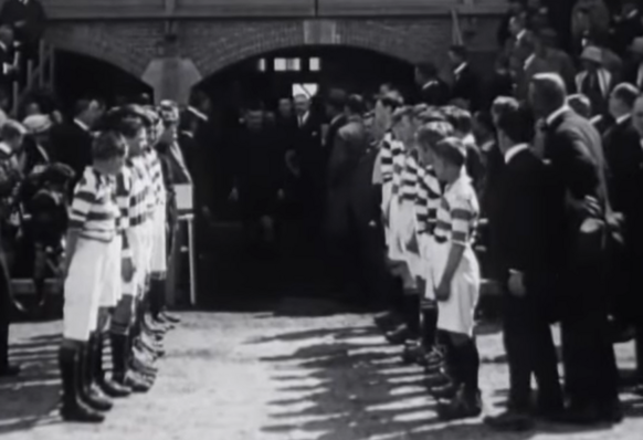 Foto gemaakt door Polygoonjournaal - Amsterdam - Voorbereidingen voor de wedstrijd Nederland-België, zoals die in 1922 werd gespeeld.  