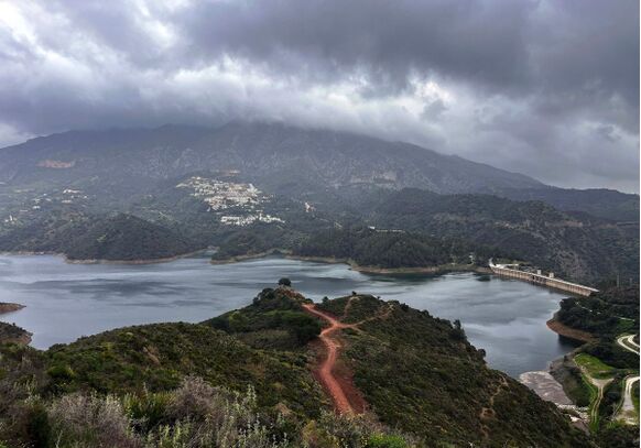 Foto gemaakt door Josele (Diario Sur) - Costa del Sol - Het stuwmeer van La Concepción, dat de watervoorziening verzorgt aan de Costa del Sol, is nu voor meer dan 70% gevuld