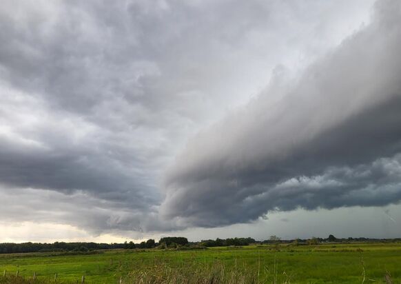 Foto gemaakt door Gina Simons - Breda - Rollende onweerswolken boven de polder Foto gemaakt door Gina Simons - Breda - Rollende onweerswolken boven de polder
