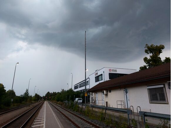 Foto gemaakt door Jelmer van der Graaff - Dorfen Bahnhof (Beieren, Duitsland) - Dreigende luchten op het station van Dorfen in Zuidoost-Duitsland, enkele minuten voordat het noodweer losbarstte.