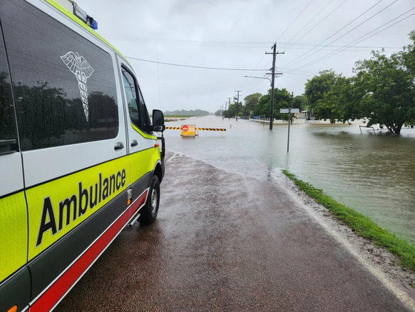 Foto gemaakt door Queensland Ambulance Service - Australië - Veel wegen in het noorden van Queensland zijn ondergelopen