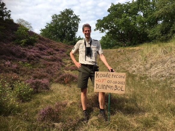 Foto gemaakt door Pieter Bliek - Bergen aan Zee - Boswachter Wouter Bol is trots op de door hem aangedragen 'koudste duinpan van Nederland'.