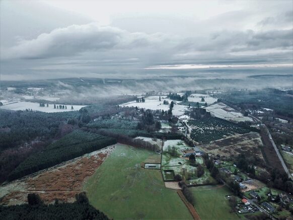 Foto gemaakt door Yaro Diericx - Hockai  - De wintertemperatuur is in 50 jaar tijd 1,9 graden gestegen en daardoor ligt de 'sneeuwvalgrens' ruim 300 meter hoger dan vroeger. En dat maakt veel uit, deze beelden komen uit de Ardennen. Op 520 meter hoogte is het groen en op 550 meter wit. 