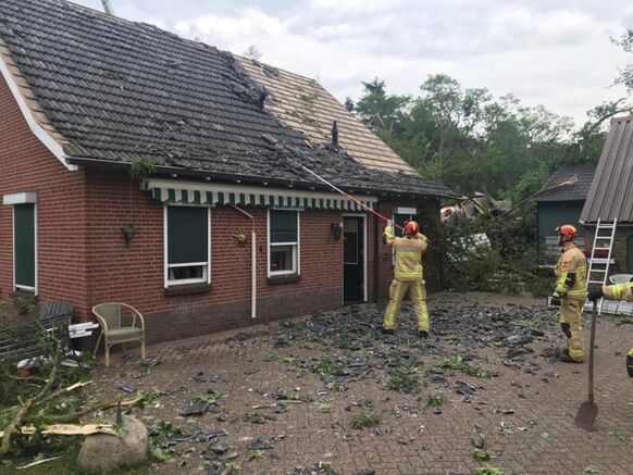 In het noorden en in Twente en de Achterhoek kwam het op veel plaatsen tot valwindschade. Maar niet in Haaksbergen! Daar trok tornado nummer 8 over. Bron: Brandweer Haaksbergen.