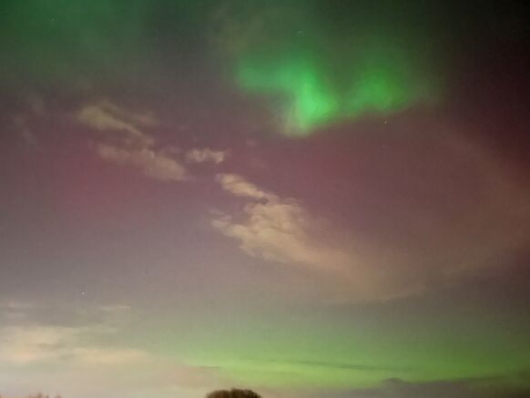 Foto gemaakt door Eva Sandelowsky - Utrecht - De groene 'blob' bovenin de foto is onderdeel van een proton aurora, een zeldzame vorm van het poollicht.