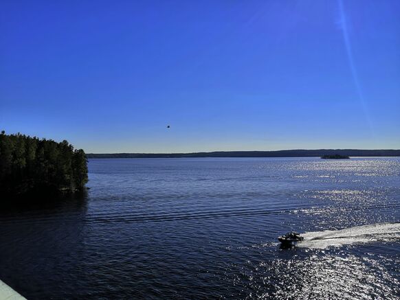 Foto gemaakt door Johannes Mikkola - Meer Päijänne - Strakblauwe luchten vandaag in Finland.