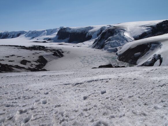 Foto gemaakt door Pieter Bliek - IJsland - Een blik in de caldera van de IJslandse vulkaan Grimsvötn, onder het ijs van de Vatnajokull. 