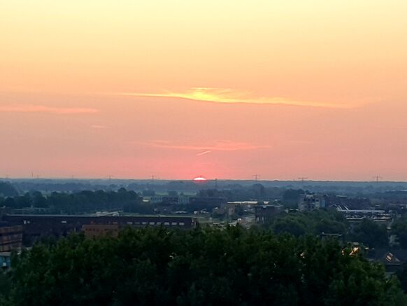 Foto gemaakt door Geurt van Roekel - Woerden - Er zit Saharastof in de lucht.