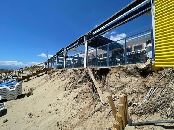 Foto gemaakt door Tycho van den Born - Las Chapas Playa - Richting het laatste restje duinen heeft de zee nu vrijwel vrij spel. 