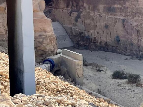 Foto gemaakt door Tycho van den Born - Jordanië - Een buis aan het einde van de Wadi Mujib vangt het water op.