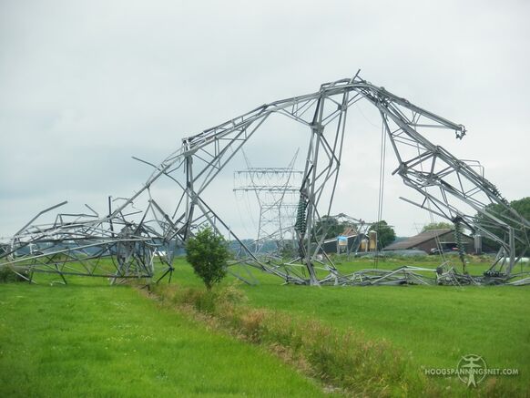 Foto gemaakt door Hans Nienhuis - Oosterwolde - Het omwaaien van hoogspanningsmasten in Nederland, zoals hier bij Oosterwolde, is extreem zeldzaam. 