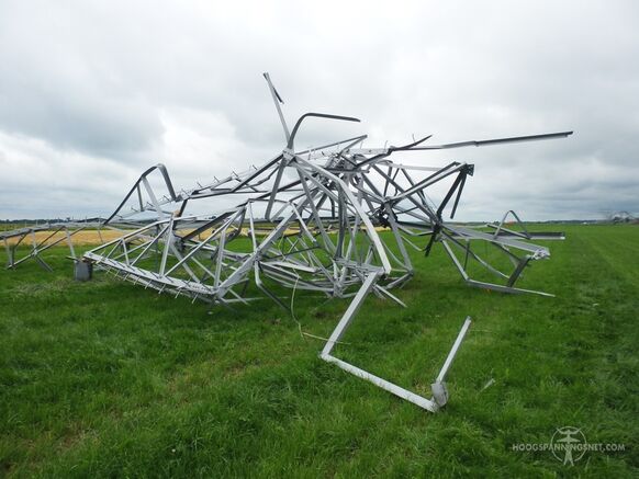 Foto gemaakt door Hans Nienhuis - Oosterwolde - Eén van de bij Oosterwolde omgewaaide hoogspanningsmasten.