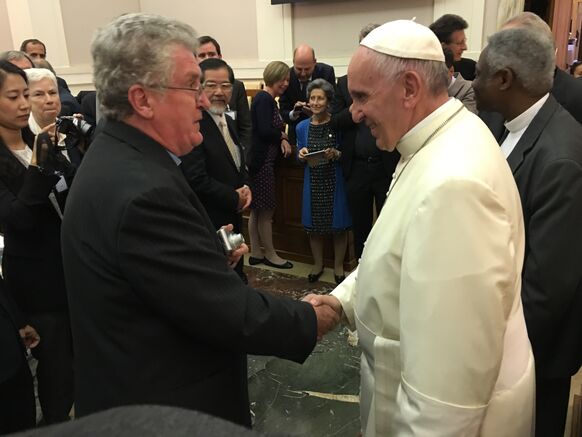 Foto gemaakt door Gabriella Marino - Vaticaan - Sean McDonagh met Paus Franciscus in het Vaticaan. 