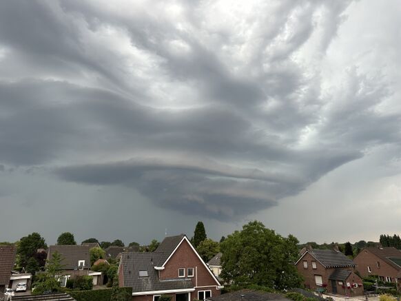 Foto gemaakt door Jos (Weerwoord) - Lottum - Een Supercell vanmiddag in het Noord-Limburgse Lottum.