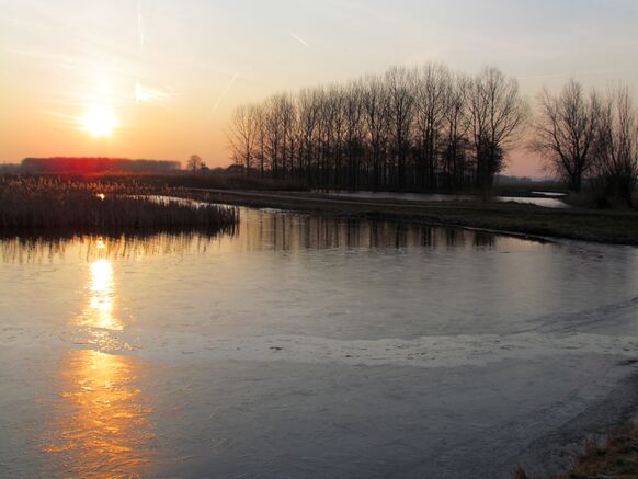 Foto gemaakt door Gieny Westra - Katwijk - In 2013 kwam het tot matige vorst, waardoor op de sloten nog volop ijs te vinden was tijdens Pasen.