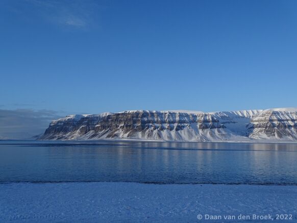 Foto gemaakt door Daan van den Broek - De karakteristieke bergen in Tempelfjorden. Dit zou je kunnen herkennen uit documentaires als Frozen Planet.