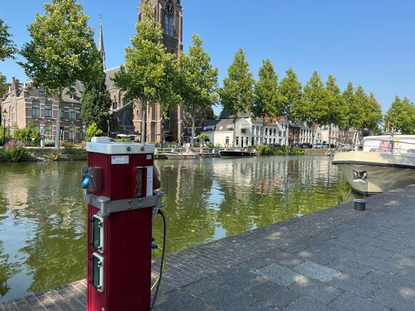Foto gemaakt door Daan van den Broek - Normaal ligt Weesp op warme zomerdagen vol met bootjes en zijn er vele toeristen in de stad. Vanmiddag was het zeer rustig. Voor velen bleek het té warm om naar buiten te gaan.
