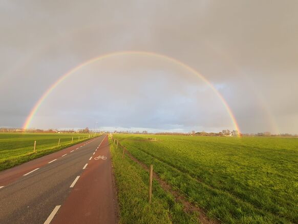 Foto gemaakt door Arco Visser - Houten - Arco Visser zag niet alleen rijp, maar ook nog een prachtige dubbele regenboog.