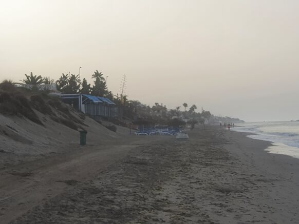 Foto gemaakt door Reinout van den Born - Las Chapas Playa - Richting het laatste restje duinen heeft de zee nu vrijwel vrij spel. 