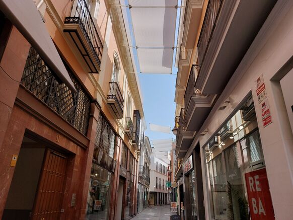 Foto gemaakt door Jelmer van der Graaff - Sevilla - Witte doeken hangen boven de smalle straten om de zon tegen te houden. 