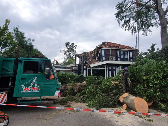 Foto gemaakt door Reinout van den Born - Leersum - Een beschadigd huis in Leersum na de onweersbui die gepaard ging met een extreme valwind op 18 juni.
